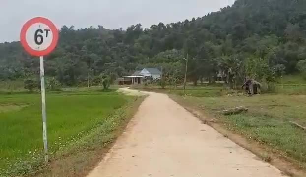 Video: Cận cảnh con đường vào nhà một chủ tịch xã ở Quảng Bình
