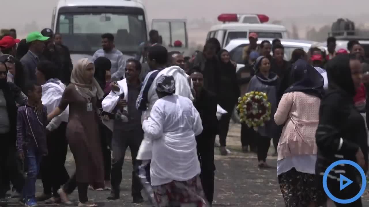 Hình ảnh người thân của các nạn nhân xấu số trong vụ rơi máy bay ở Ethiopia