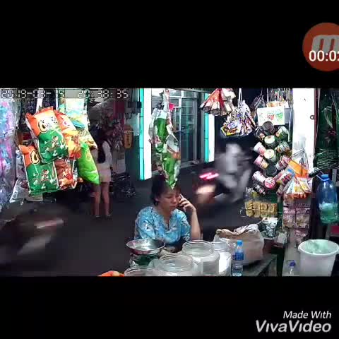 Màn cướp giật điện thoại táo tợn ngay giữa phố Sài Gòn
