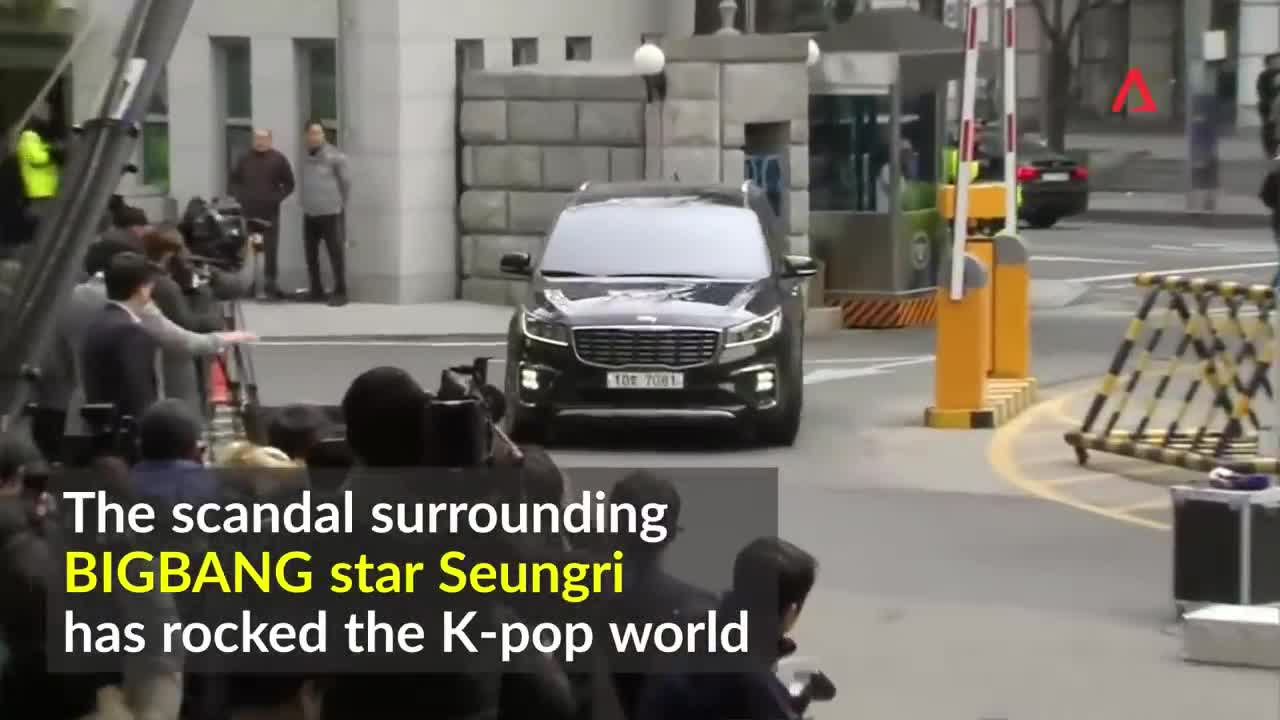 Seungri , Jung Yoon Young tại sở cảnh sát sau 21 giờ thẩm vấn