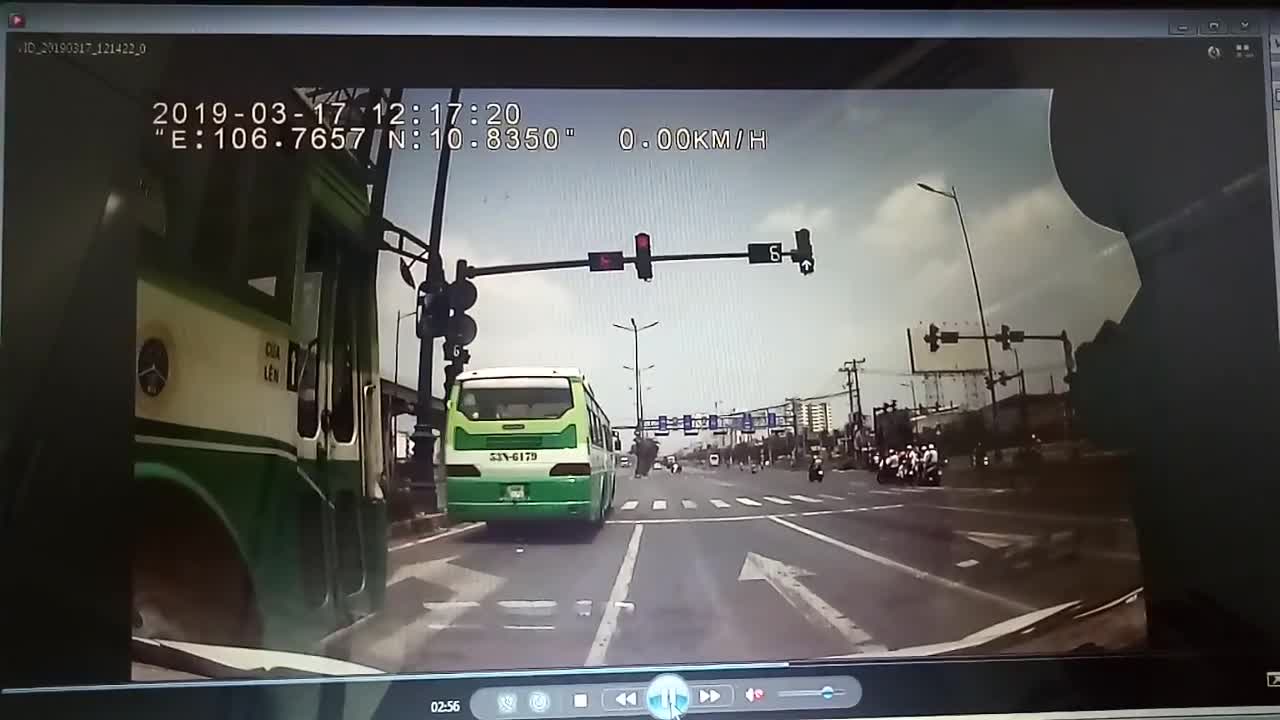 Tránh xe buýt vượt đèn đỏ, xe bồn suýt gây tai nạn thảm khốc