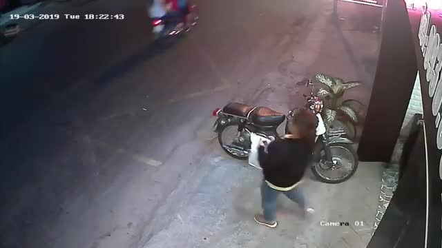 Clip: Người phụ nữ bị cướp giật điện thoại ngay giữa phố Sài Gòn