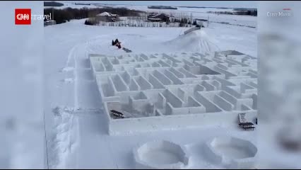 Khám phá mê cung tuyết lớn nhất thế giới tại Canada