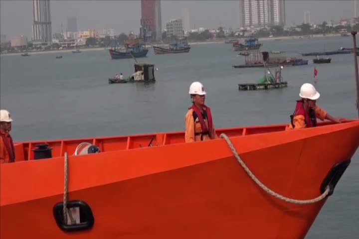 Hành trình cứu thuyền viên người nước ngoài gặp nạn ở Hoàng Sa
