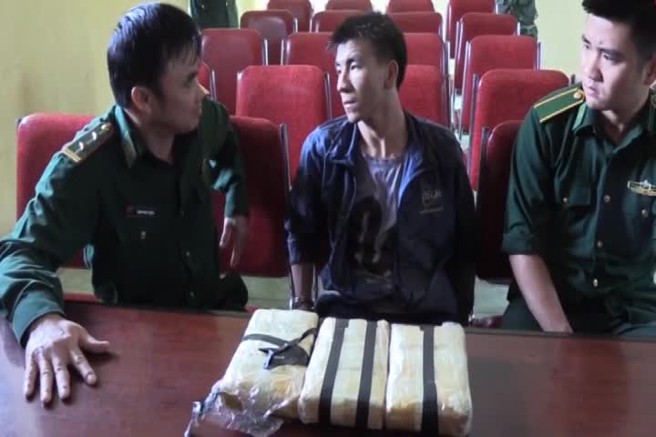 Bắt đối tượng ngoại quốc mang 20.000 viên ma túy vào Việt Nam