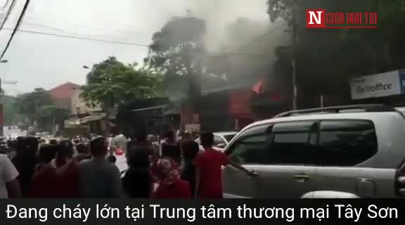 Đang cháy lớn tại khu vực chợ Tây Sơn