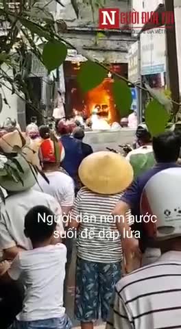 Video người dân ném hàng ngàn chai nước suối vào đám cháy để dập lửa
