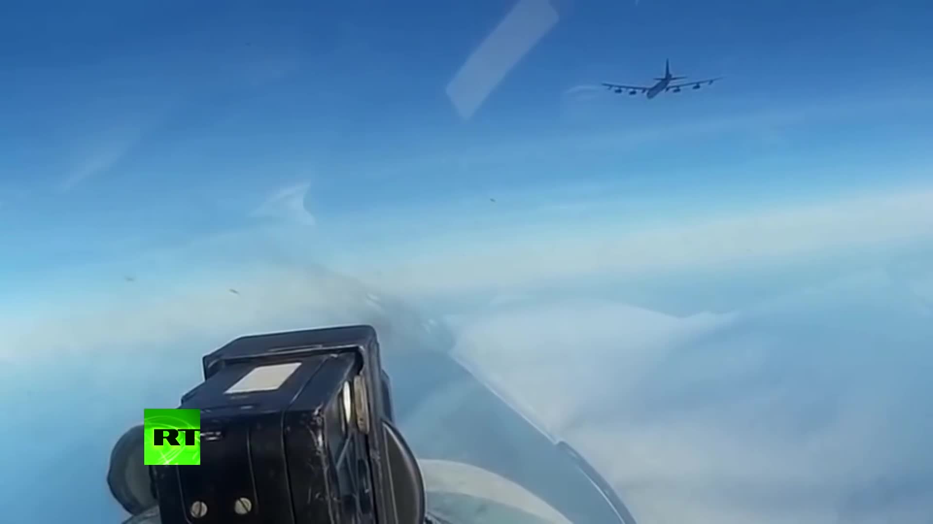 Su-27 Nga chặn B-52 Mỹ 
