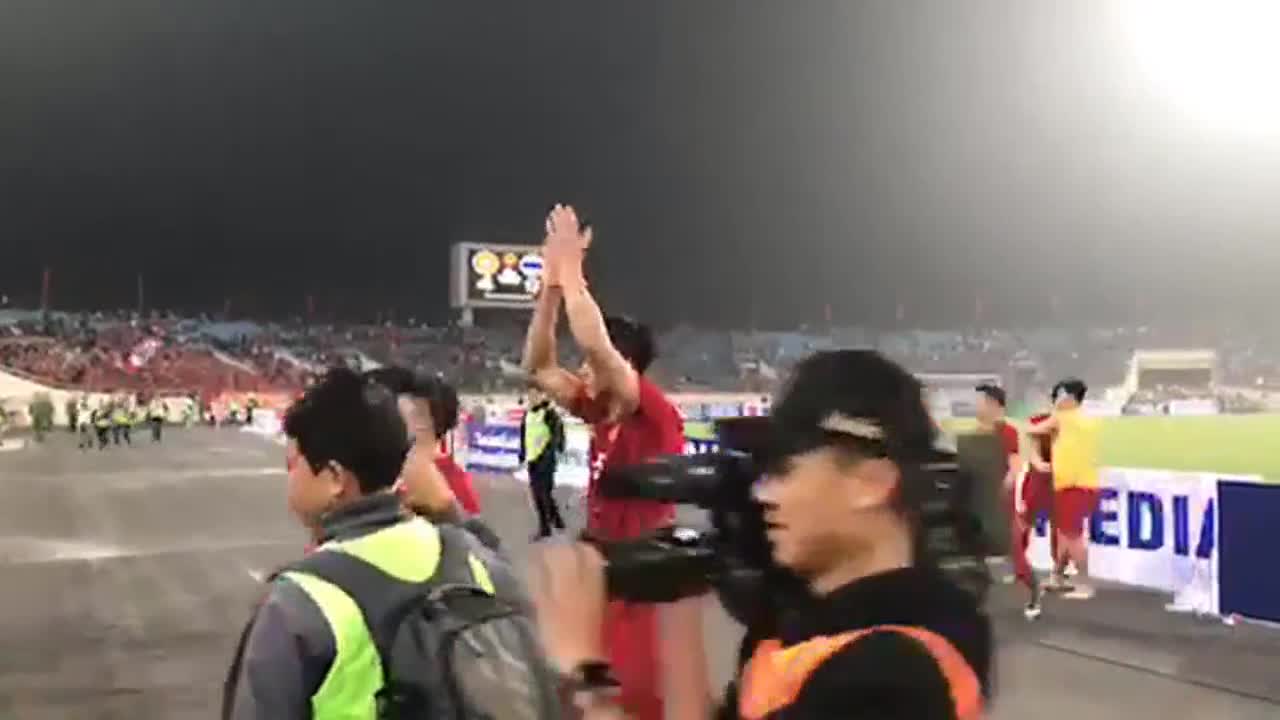 Các cầu thủ Việt Nam tiến ra khu vực khán đài ăn mừng cùng khán giả