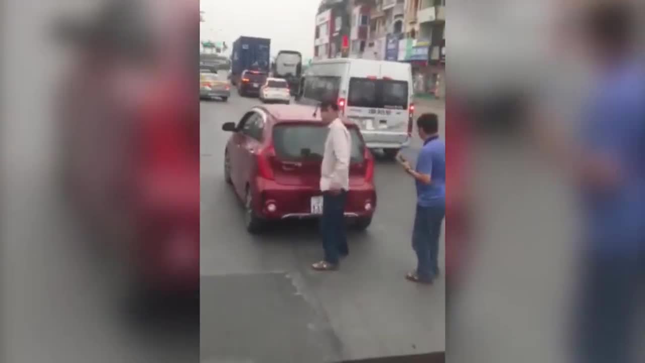 Clip: Va chạm giao thông, người đàn ông cầm gạch ném vỡ kính xe tải