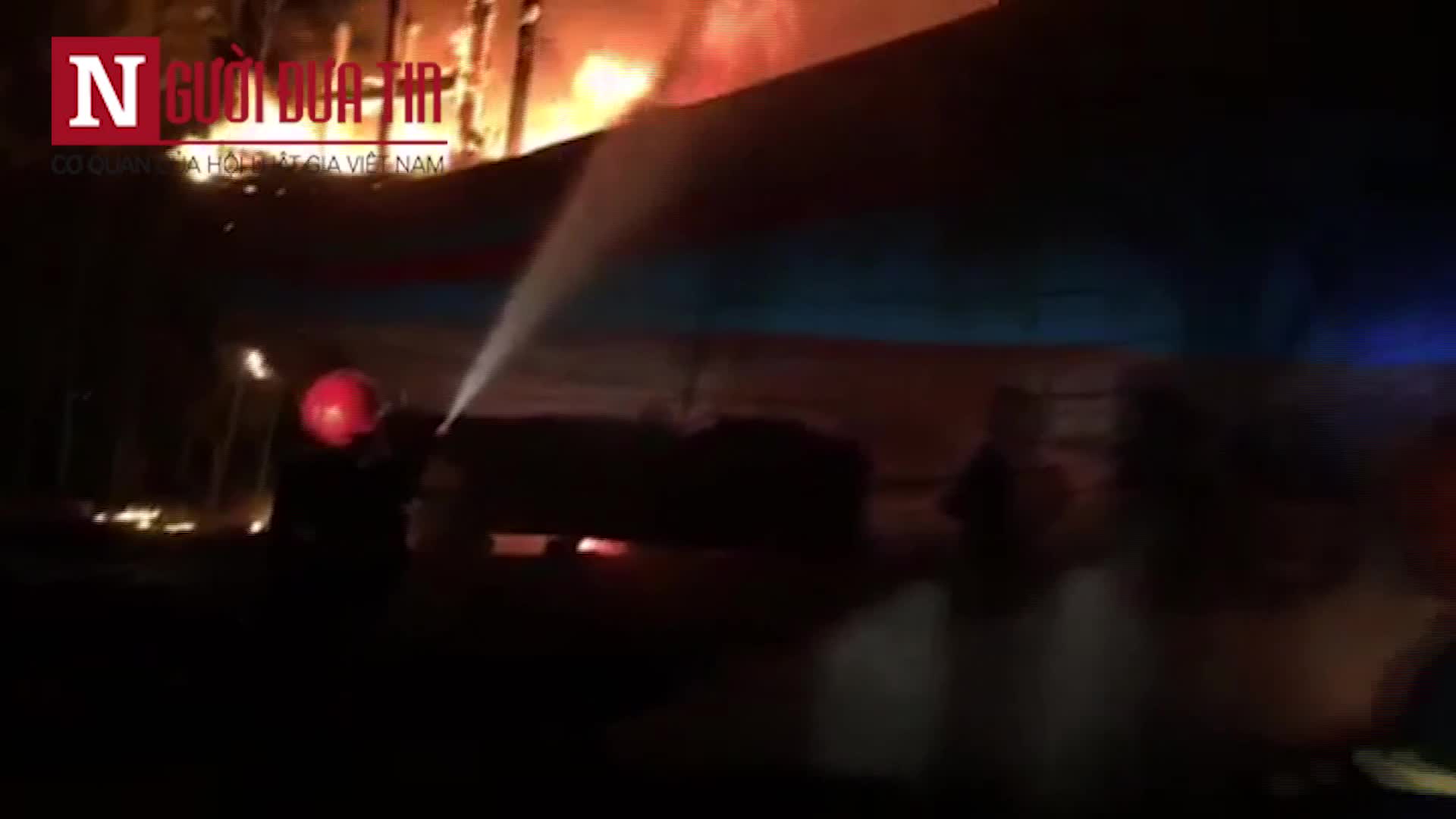 Clip: 37 Cảnh sát hơn 5 giờ vật lộn với ngọn lửa cứu tàu cá