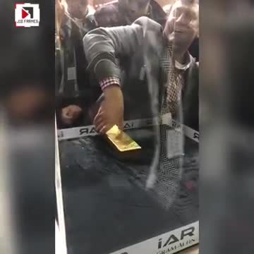 Du khách bất lực lấy thỏi vàng 20 kg ở sân bay Dubai