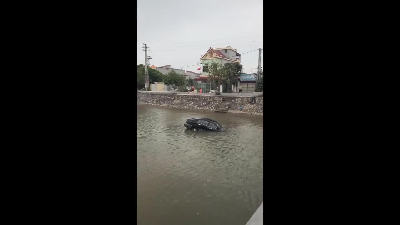 Ô tô mất lái rơi xuống sông, người dân hợp sức đập kính giải cứu tài xế