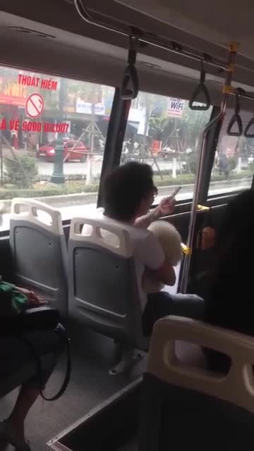 Bị nhắc nhở vì mang chó lên xe buýt, người đàn ông lớn tiếng quát nạt phụ xe