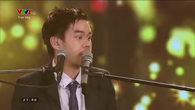 Chàng trai gốc Việt gây sốc khi mang cả 'phòng thu' lên sân khấu Sao Mai