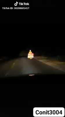 Tài xế đã đi chậm, soi đèn chiếu sáng cho chiếc xe máy phía trước