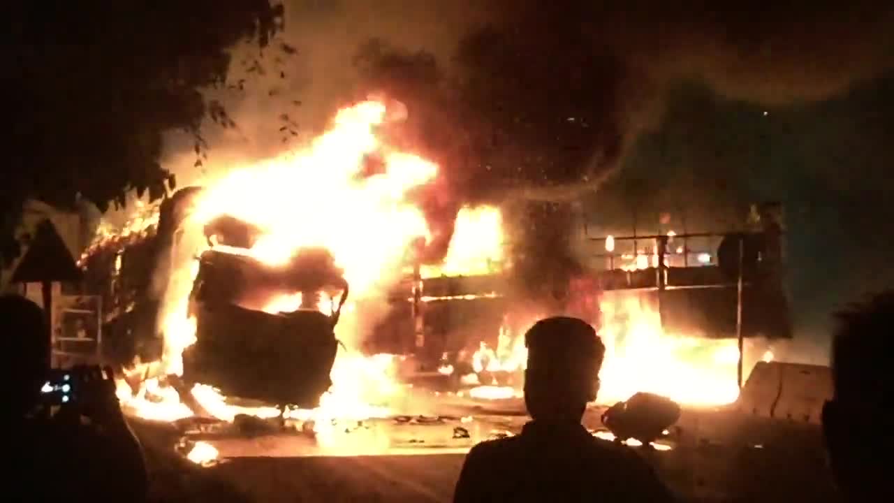 Clip: Xe tải phát hỏa kinh hoàng sau vụ tai nạn khiến 2 người chết cháy trên ca bin