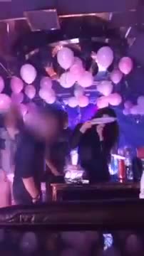 Xuất hiện clip 'dân chơi' livestream sử dụng ma túy tại quán karaoke của Phúc X