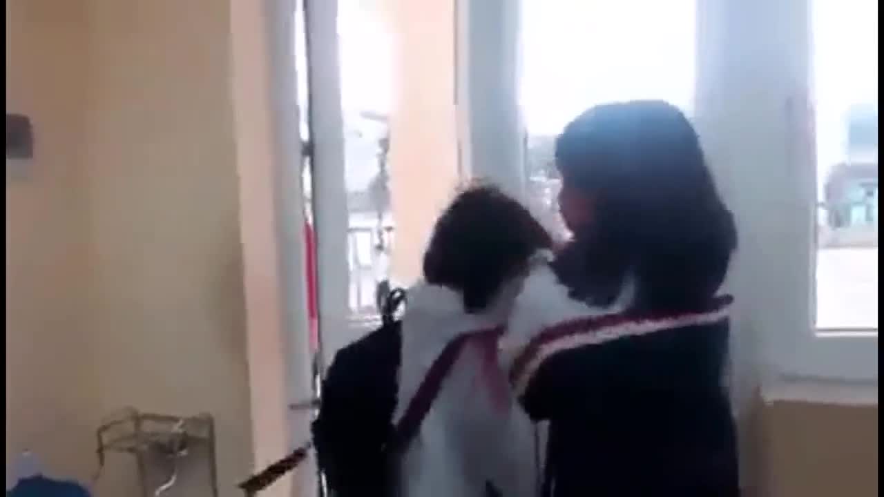 Lại xuất hiện clip nữ sinh bị bạn túm tóc, đánh túi bụi trong lớp ở Quảng Ninh