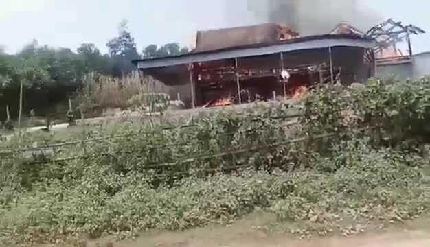 Cháy ngùn ngụt nhà gỗ 5 gian ở Nghệ An thiêu chết chủ nhà