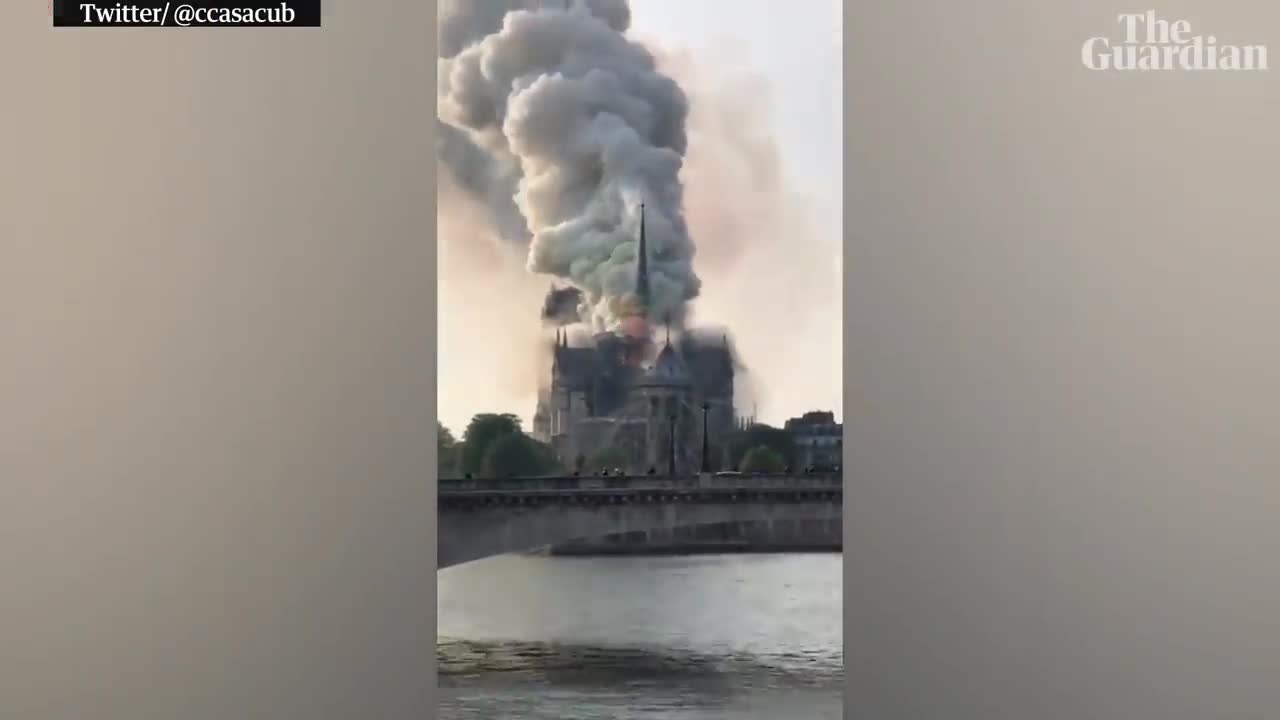 Clip: Nhà thờ Đức bà Paris chìm trong biển lửa