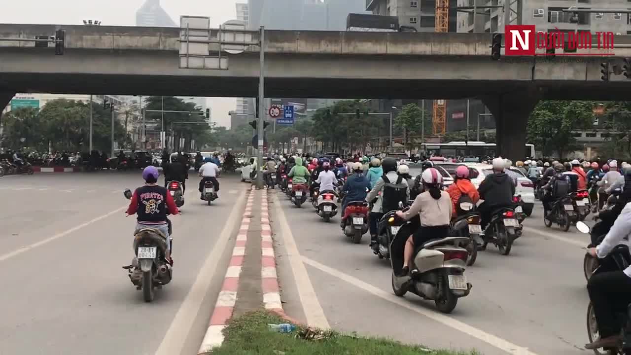 Dòng xe bất chấp nguy hiểm, đi ngược chiều tại Tố Hữu, Hà Nội