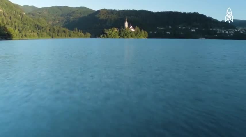 Khám phá nhà thờ nhiều huyền thoại nằm giữa hồ nước xanh biếc ở Slovenia