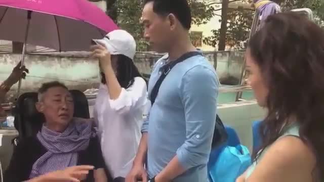 Nghệ sĩ Lê Bình bật khóc khi gặp Cát Phượng