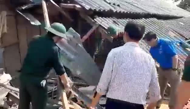 Bộ đội Biên phòng Nghệ An giúp dân khắc phục hậu quả lốc xoáy