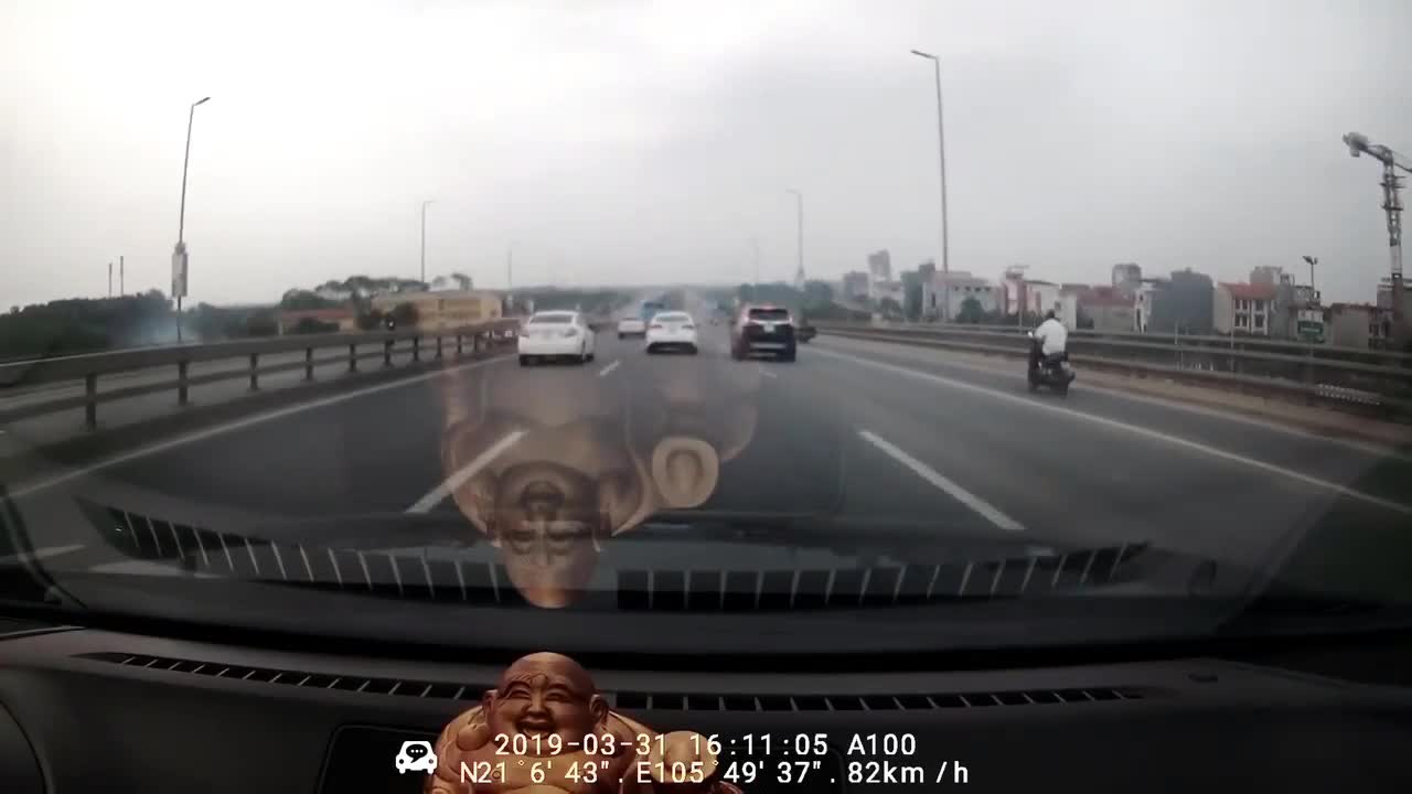 Clip: Ô tô chạy ẩu, đốn ngã xe máy trên cầu Nhật Tân
