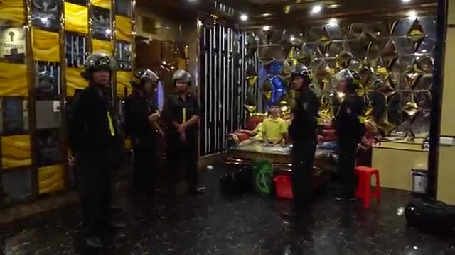 Video: Đột kích quán karaoke, khách sạn phát hiện 50 đối tượng đang phê ma túy, bán dâm