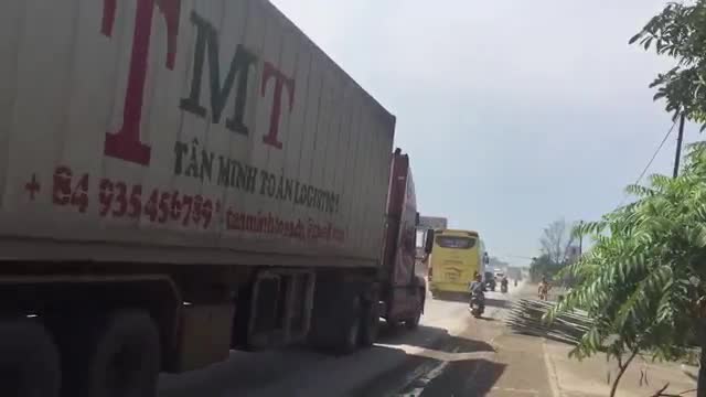 Video: Xe tải tông trực diện xe container, 2 tài xế trọng thương