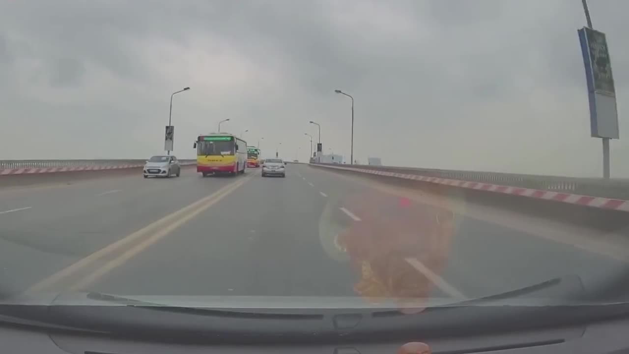 Clip: Tài xế ô tô con đánh lái xuất thần khi suýt đấu đầu xe tải