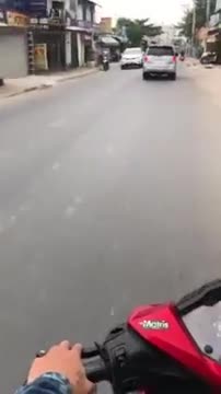 Clip: ô tô “điên cuồng” chạy trốn CSGT, liên tục gây tai nạn trên đường