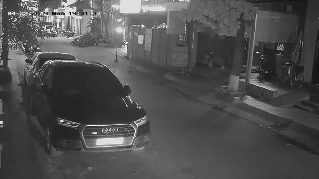 Hai tên trộm trộm gương siêu xe trong tích tắc