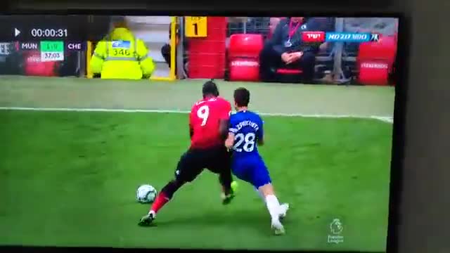  Bị Lukaku huých vai, hậu vệ Chelsea bay ra khỏi sân 