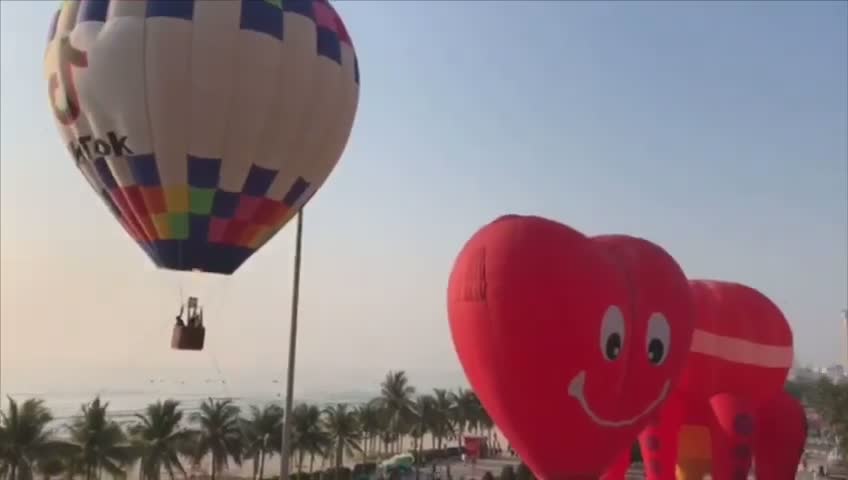 Cùng bay trên khinh khí cầu đầy màu sắc ở biển Đà Nẵng