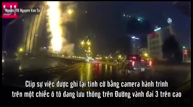 Tia lửa phóng ra như pháo hoa trong đêm tại Hà Nội
