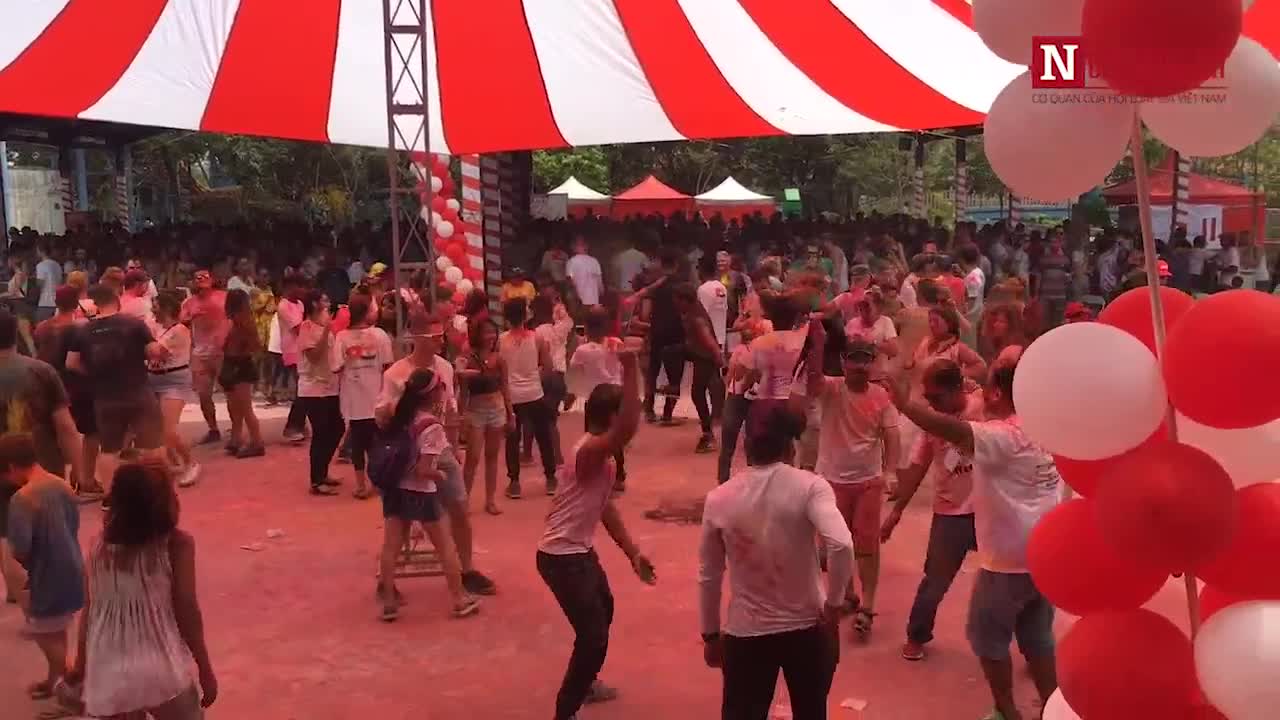 Độc đáo lễ hội ném màu Ấn Độ tại Hà Nội.
