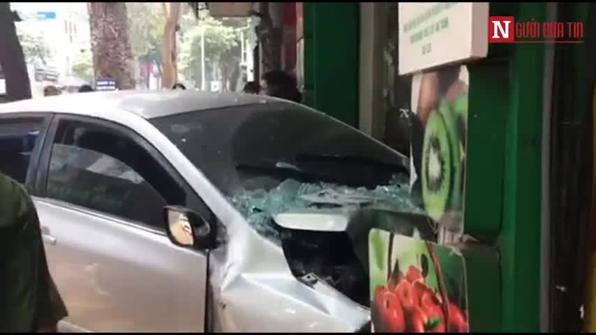 Người phụ nữ lái Toyota đâm thẳng vào cửa hàng hoa quả