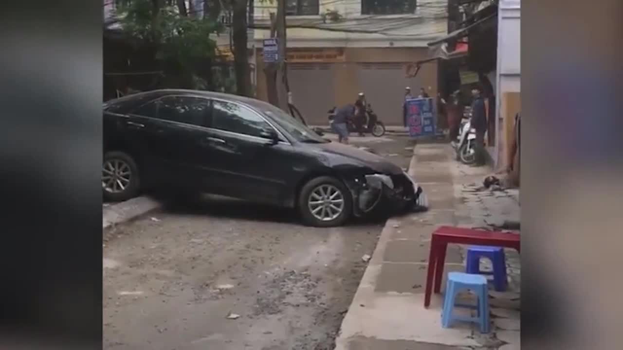 Hiện trường vụ nữ tài xế lùi xe ô tô cán chết người trên phố Khương Trung