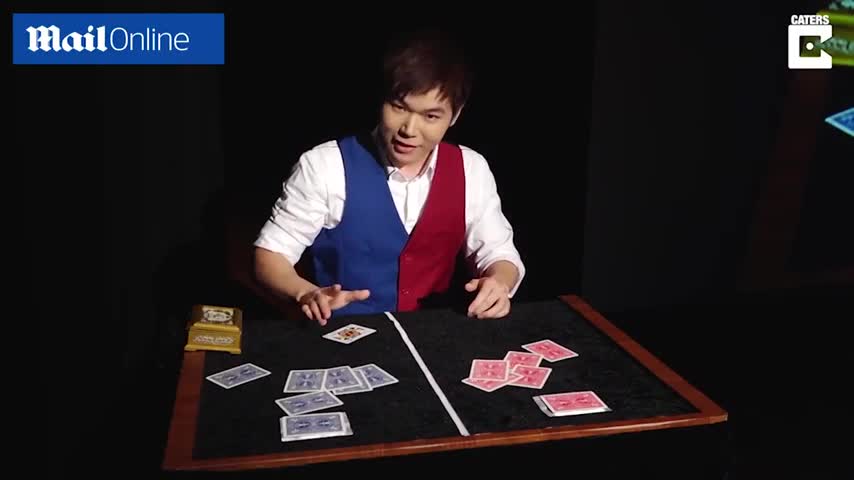 Chàng ảo thuật gia làm đổi màu quân bài bằng 'dải băng phép thuật'