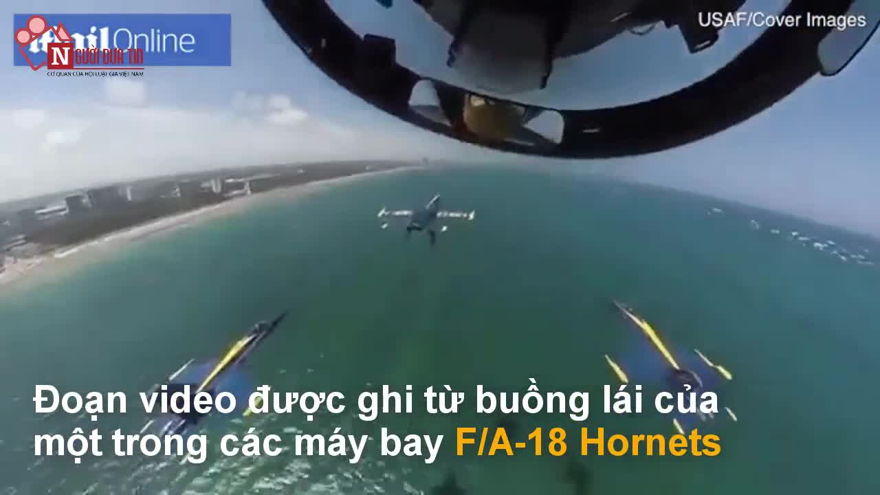 Cận cảnh màn nhào lộn ngoạn mục của F/A-18 Hornets nhìn từ khoang lái