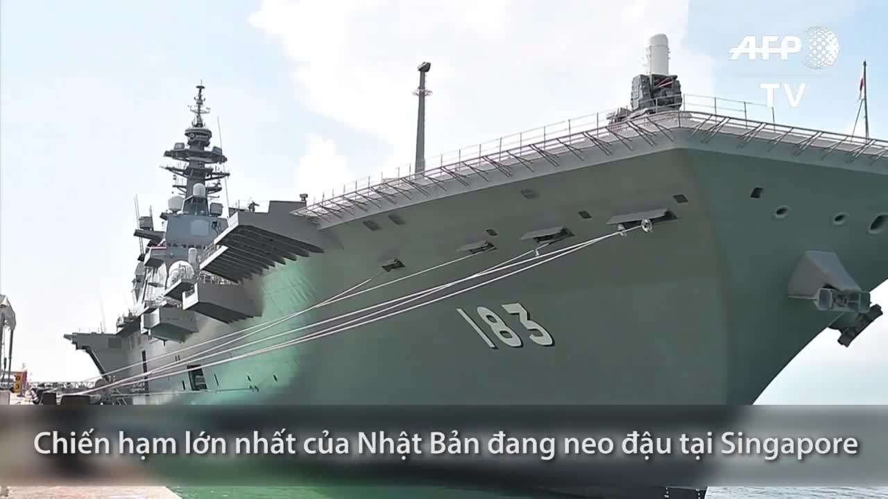 Cận cảnh chiến hạm lớn nhất của Nhật Bản đang neo đậu tại Singapore
