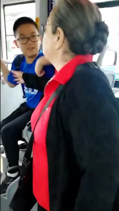 'Dung ma ma' gây sốt mạng xã hội vì hành động đẹp trên xe buýt