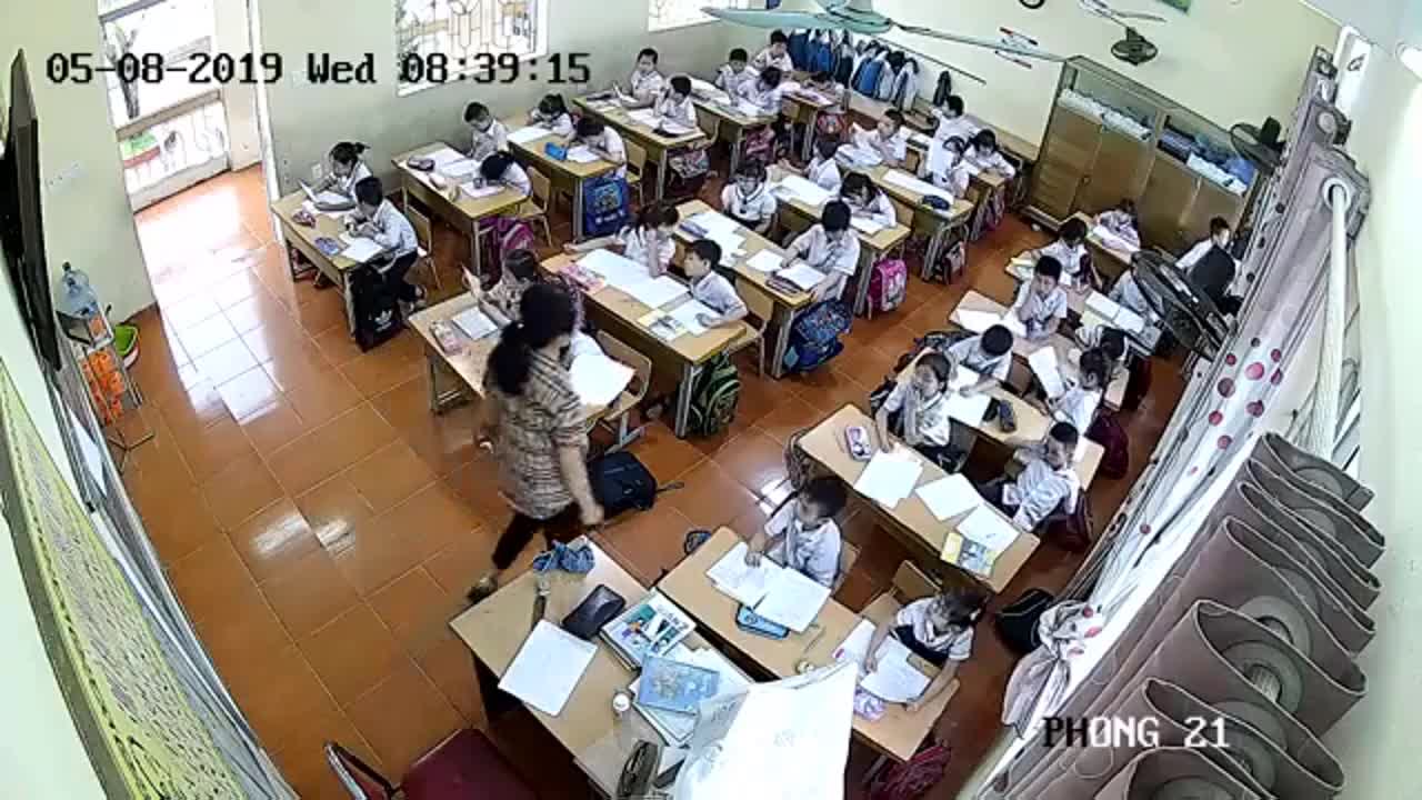 Phẫn nộ cảnh giáo viên bạt tai, đánh học sinh tím chân ở Hải Phòng