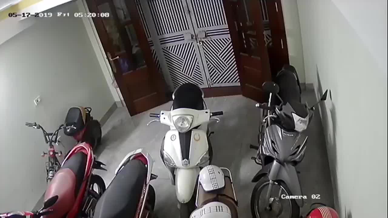 Clip: Thanh niên táo tợn phá cửa, vào nhà dân trộm xe đạp điện trong đêm