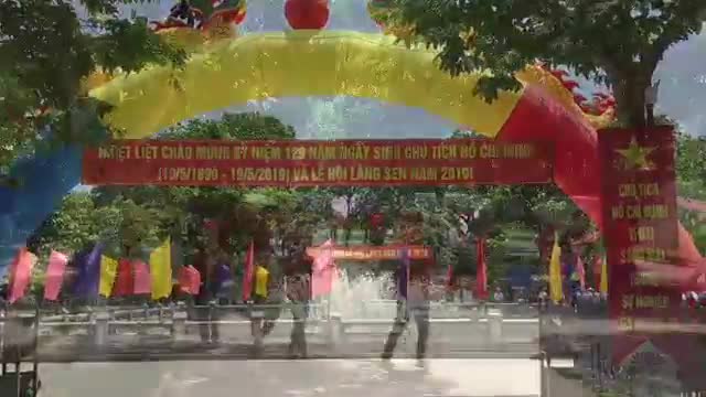 Người dân khắp mọi miền về tưởng nhớ ngày sinh nhật lần 129 của Chủ tịch Hồ Chí Minh