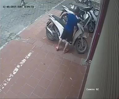 Thanh niên bẻ khóa trộm xe máy nhanh như chớp giữa phố Hà Nội