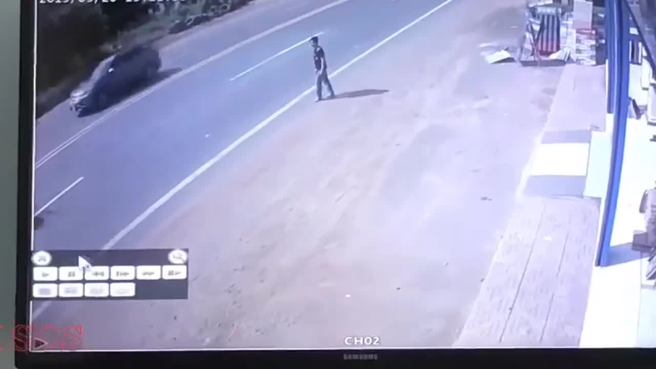 Khoảnh khắc người đàn ông bị cán chết khi lao đầu vào xe khách